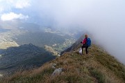 72 Le nebbie dalla Valsanguigno non mollano, scendiamo...